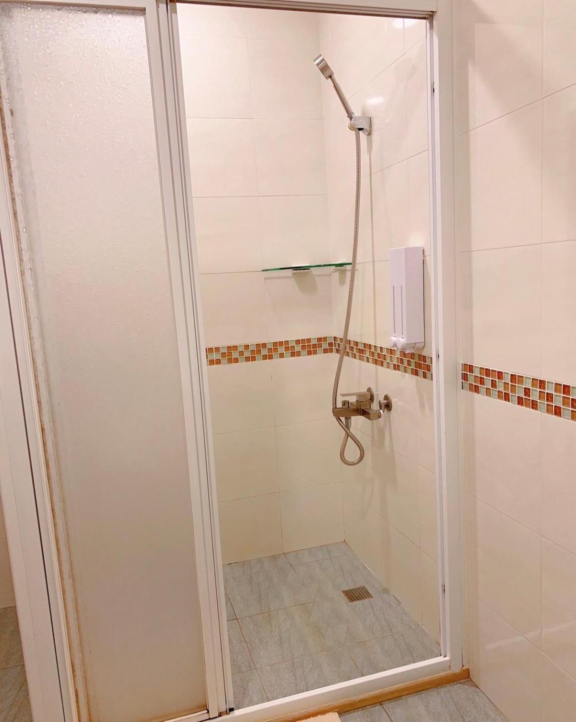 Travelers Hostel Манонг Екстериор снимка