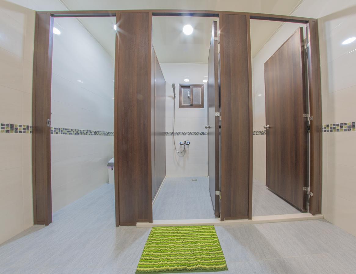 Travelers Hostel Манонг Екстериор снимка